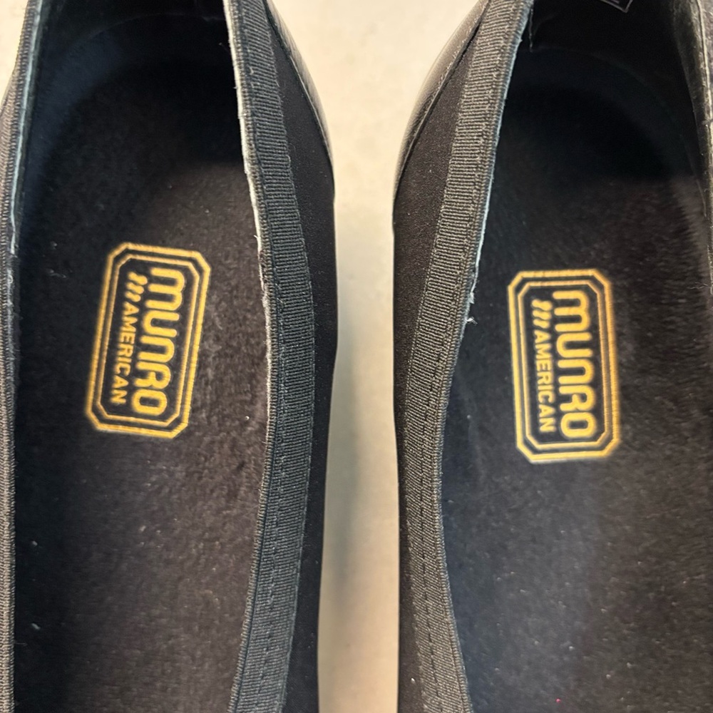 MUNRO American Low Heel Pumps in Black with Criss Cross Elastic Slip On Size 10 - Picture 6 of 14